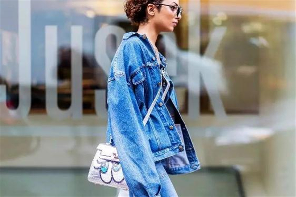 牛仔外套有味道正常吗,为什么牛仔外套有味道,对身体有害吗