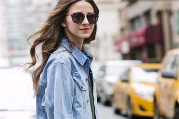 牛仔外套怎么叠省空间视频,牛仔外套怎么叠省空间行李箱