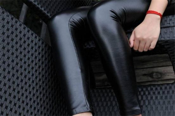 皮裤弄上胶水了咋能去除,裤子上有胶水怎么去除 皮裤弄上胶水了咋能去除,裤子上有胶水怎么去除