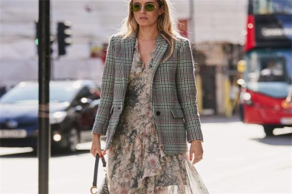 西服款连衣裙怎么搭配,西装连衣裙配什么外套