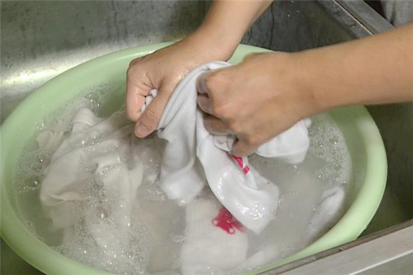 衣服上的碘伏怎么洗掉最简单的方法,衣服上的碘伏怎么洗掉小窍门