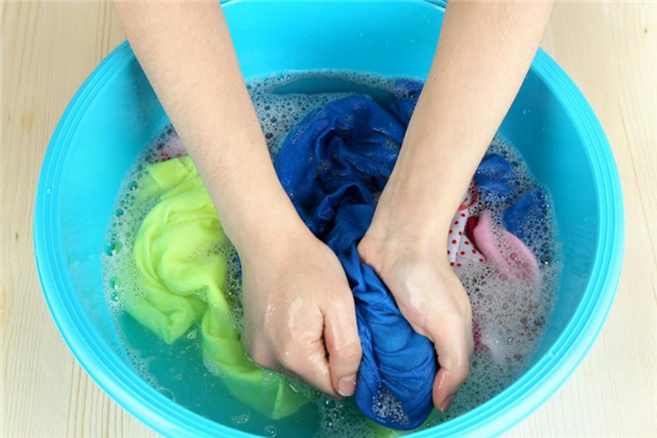 衣服上的胶印怎么去除小窍门,如何去除衣服上的印字