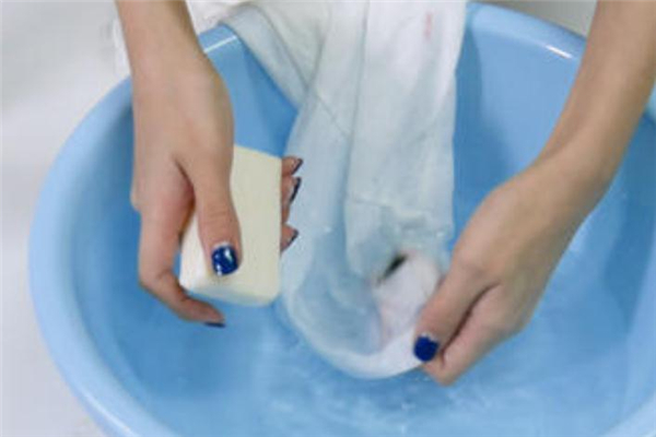 衣领上的染发剂怎么洗掉,衣服上的染发剂怎么洗掉