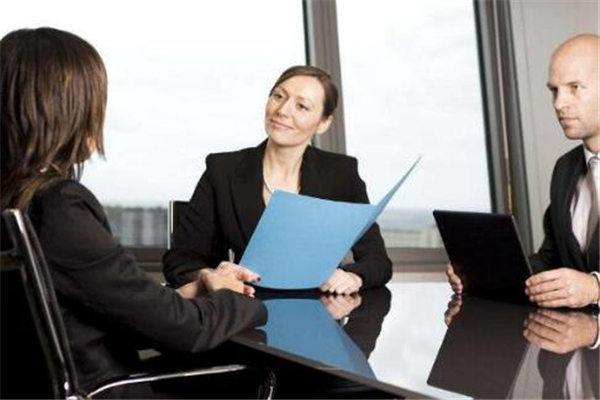 毕业生面试穿什么衣服比较合适,毕业生面试穿什么衣服比较合适女夏天