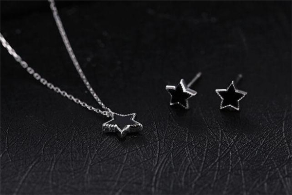 黑色锁骨链配什么衣服好看,和黑色衣服搭配的项链