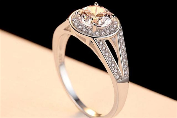 钻戒是直臂还是扭臂的好,钻戒直臂和扭臂的区别