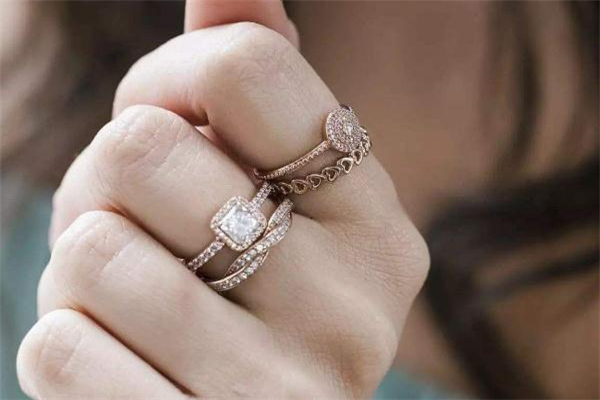 戒指叠戴会有磨损吗,两个戒指一起叠戴磨损了