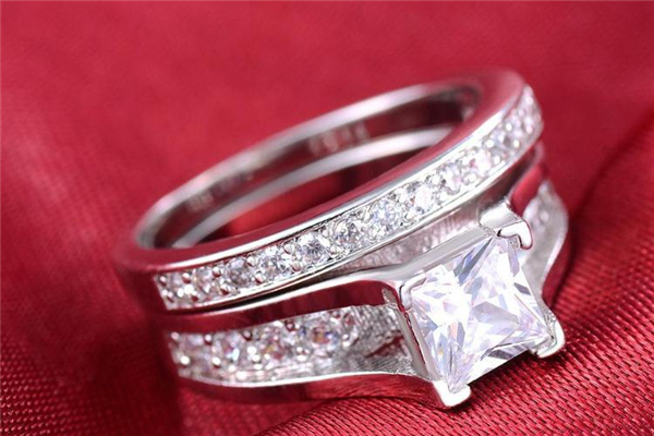 订婚戒指戴哪个手,女的订婚戒指戴左手还是右手