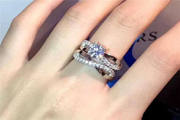 订婚戒指男女双方都要戴吗,男女生订婚戒指怎么戴