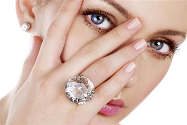 两克拉的钻戒大概价格,一克拉钻戒卖多少钱 两克拉的钻戒大概价格,一克拉钻戒卖多少钱
