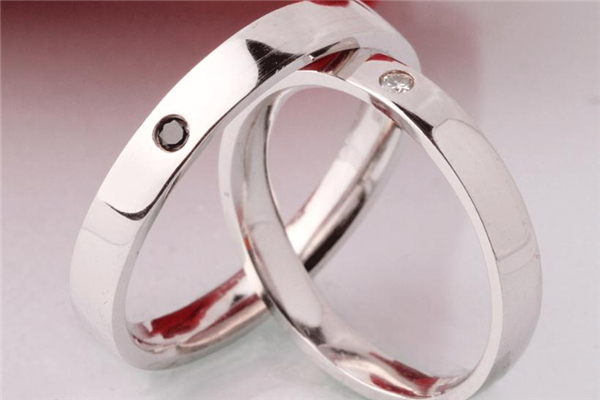 求婚戒指是一个还是买一对,订婚戒指买一对还是一个