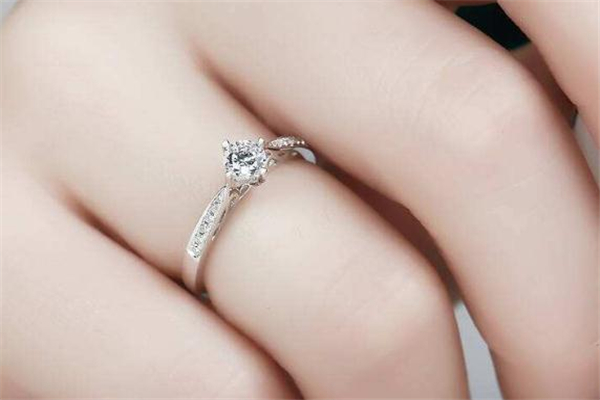 80分的钻戒一般是多少钱,80分的钻戒多少钱