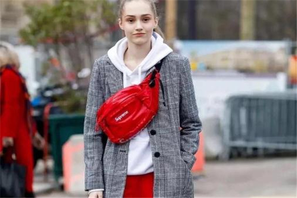 连帽卫衣搭配大衣图片女,连帽卫衣搭配大衣