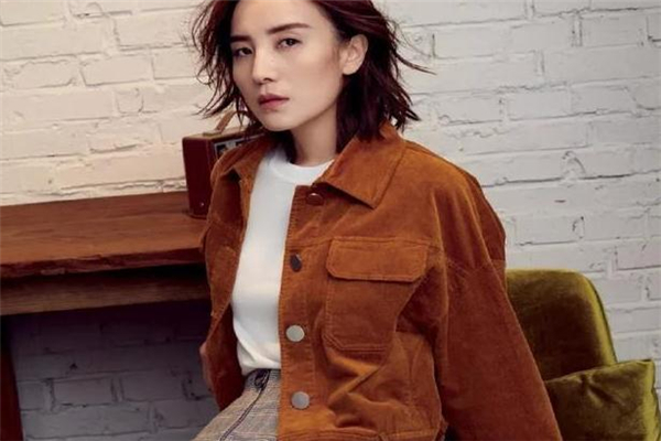 巧克力色怎么搭配衣服,巧克力色的衣服搭什么颜色衣服好看