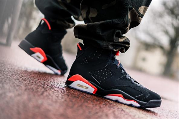 新的aj6黑红复刻和之前的比较,aj6黑红真假对比