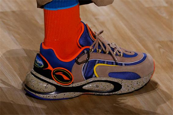 李宁v8时装周走秀款,李宁v8女鞋