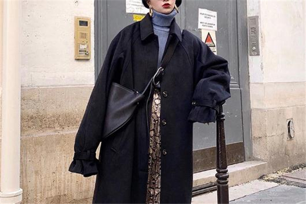 黑色大衣搭配蓝色毛衣好看吗,黑色大衣搭配蓝色毛衣