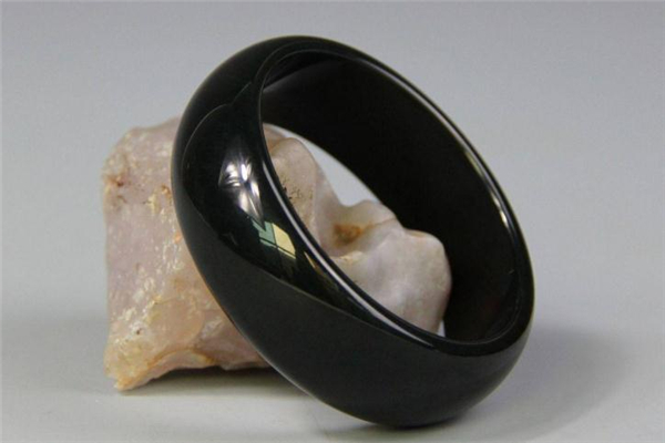 墨玉手镯怎么鉴别真假,如何鉴别墨玉的真假最直接的方法