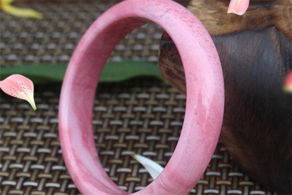 桃花玉手镯的价格,真正桃花玉手镯的价格