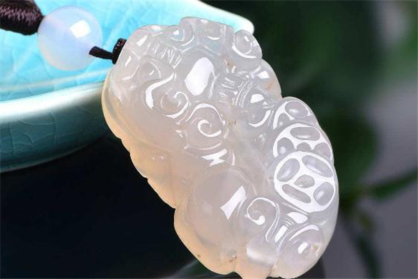 玛瑙石和翡翠玉石有什么区别?,盐源玛瑙的作用和功效