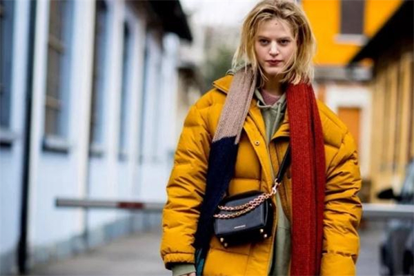 白色羽绒服搭配什么围巾好看,黑色羽绒服搭配什么围巾好看