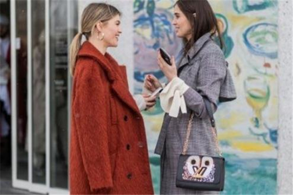 枫叶红的衣服适合黄皮肤吗,枫叶红大衣适合黄皮吗?