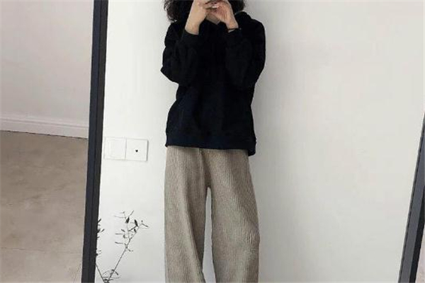 针织阔腿裤搭配卫衣可以吗,针织阔腿裤搭配卫衣好看吗