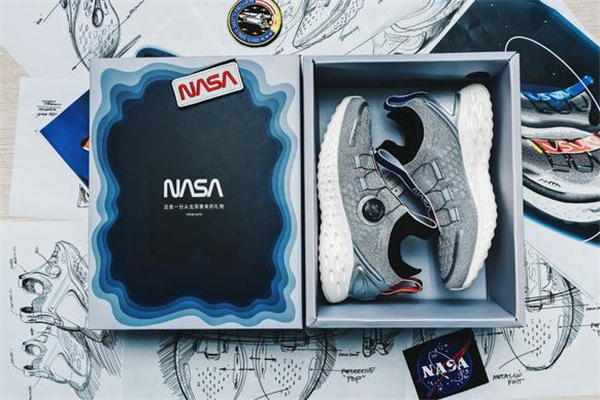 安踏nasa气垫跑鞋深度测评,安踏虫洞跑鞋和氢跑鞋哪个好