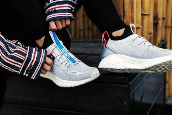 安踏联名NASA,安踏虫洞系列