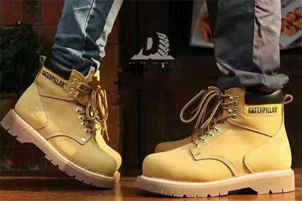 cat大黄靴怎么搭配,cat大黄靴怎么搭配衣服