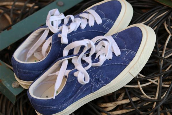 匡威小花怎么看真假图片,匡威小花怎么看真假酒红色