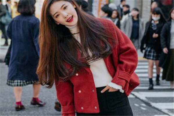 短款红色毛呢外套搭配,短款红色毛呢外套里面怎么搭配