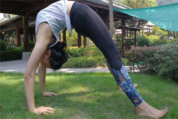 瑜伽服怎么挑选,瑜伽服买什么样的比较好 瑜伽服怎么挑选,瑜伽服买什么样的比较好