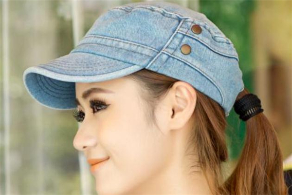 平顶帽怎么搭配衣服,平顶礼帽怎么配衣服 平顶帽怎么搭配衣服,平顶礼帽怎么配衣服