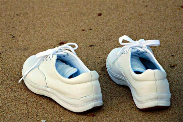 白鞋子可以用84泡吗,小白鞋能不能用84泡