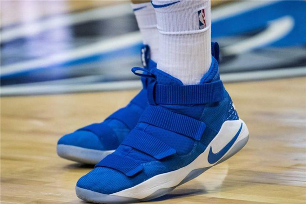 篮球鞋和羽毛球鞋区别,羽毛球球鞋和运动鞋有区别吗