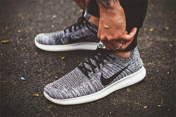 跑鞋发黄怎么办,白跑鞋发黄该怎么处理