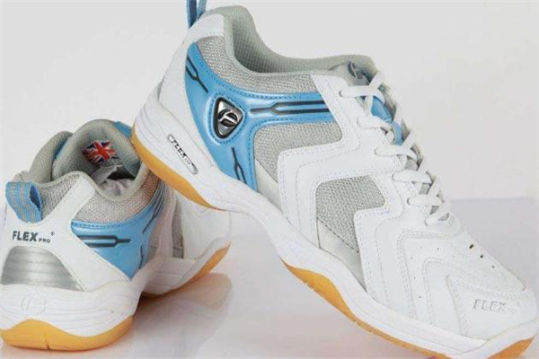 尤尼克斯羽毛球鞋可以跑步吗,羽毛球鞋可以跑步吗?