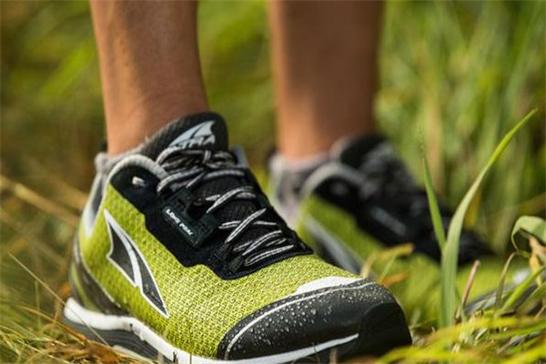 跑鞋可以打羽毛球吗,跑鞋能打羽毛球吗