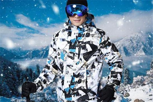 滑雪可以穿冲锋衣吗?,去滑雪可以穿冲锋衣吗