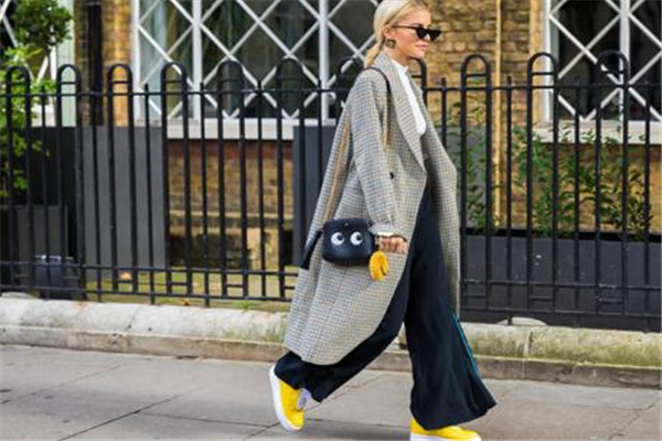 冬天背什么颜色的包包比较好,冬天应该背什么颜色的包包