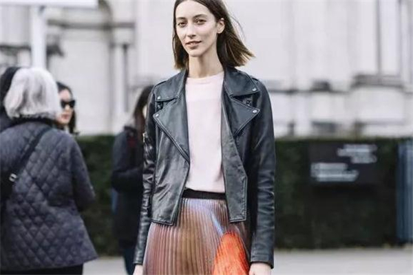 打底衫里面还要穿秋衣吗,穿了打底衫再不用穿秋衣了吧