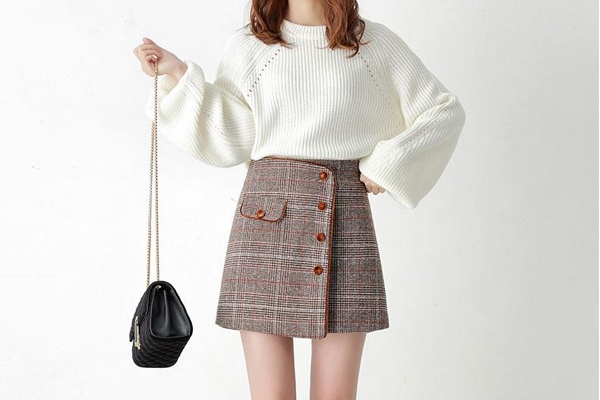 一超短裙女子大战2名大汉,一超短裙女孩晕倒在车站