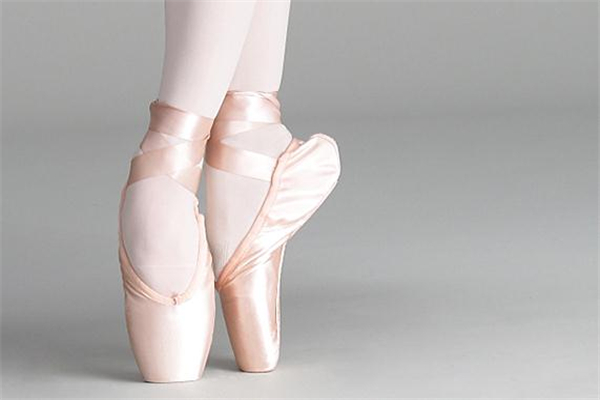 足尖鞋怎么穿,穿鞋脚面疼怎么穿才不痛呢 足尖鞋怎么穿,穿鞋脚面疼怎么穿才不痛呢