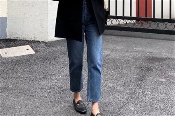 直筒牛仔裤搭配什么上衣好看,男士宽松直筒牛仔裤