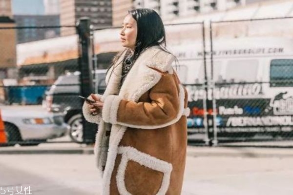 羊羔毛软吗,羊羔绒是硬的毛还是软的毛 羊羔毛软吗,羊羔绒是硬的毛还是软的毛