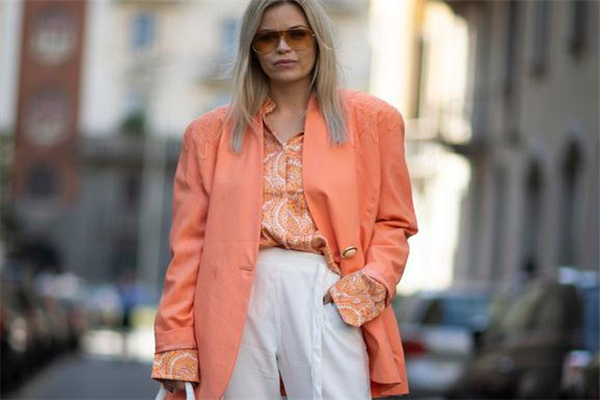 珊瑚橙搭配什么颜色好看,珊瑚橙和什么颜色搭配