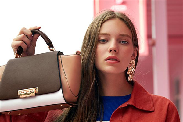 手提包怎么搭配衣服,大手提包怎么配衣服