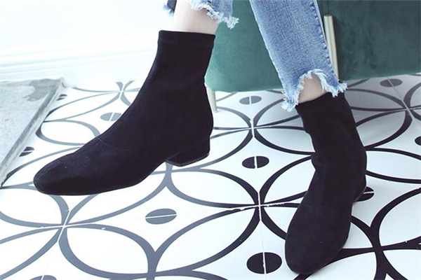 靴子是羊皮的好还是牛皮的好,短靴羊皮和牛皮哪个好