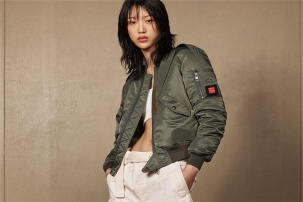 飞行员夹克里面配什么衣服,飞行员夹克百科